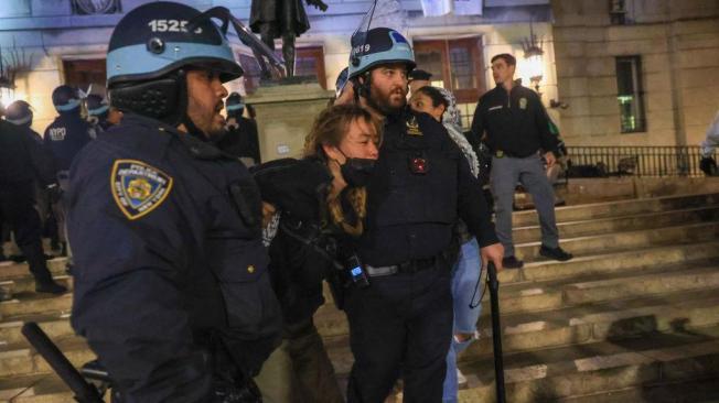 En las últimas semanas, la policía ha irrumpido dos veces en la universidad de Columbia, en Nueva York, para disolver las protestas y arrestar a estudiantes. 