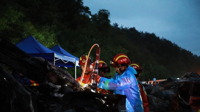 los rescatistas trabajan en el lugar de un accidente de colapso de la autopista Meizhou-Dabu en Meizhou,