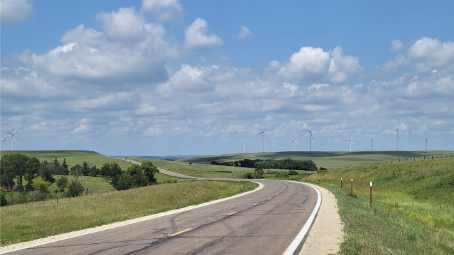 La ruta hacia el condado de Lincoln con los sistemas de energía eólica en las zonas adyacentes.