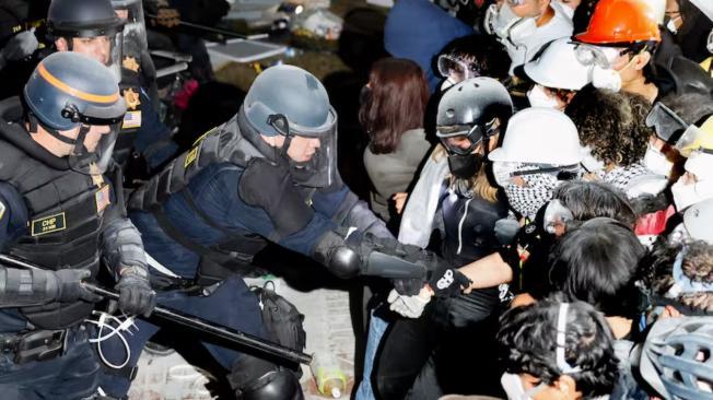 La policía se enfrentó con los manifestantes en el campus de la UCLA.