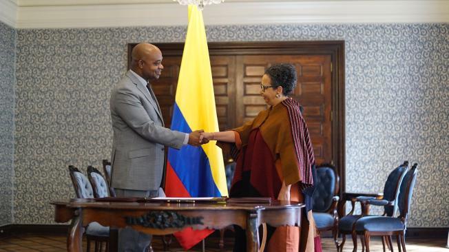 El canciller (e) Luis Gilberto Murillo, posesionó a Claudia Mosquera Rosero como embajadora de Colombia ante la República de Senegal.