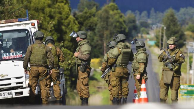 Fuerzas de seguridad de Chile custodian las vías que conducen a Cañete, sur del país.