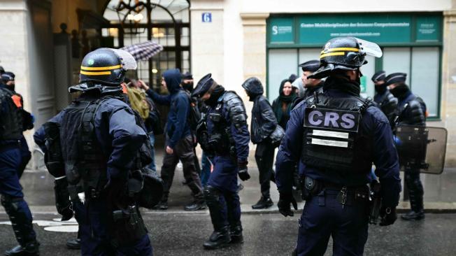 Policía antidisturbios en una concentración de estudiantes universitarios en Francia.