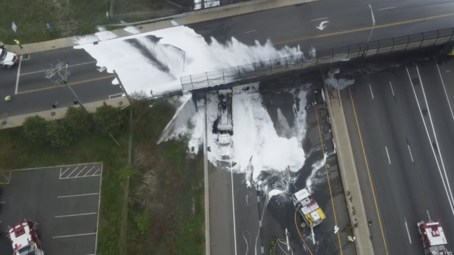 El accidente del camión cisterna provocó el derretimiento de un paso elevado sobre la carretera I-95.