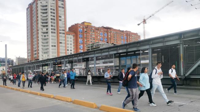 Por protestas de los estudiantes de la Universidad Nacional se cerraron las estaciones de Transmilenio y los usuarios tuvieron que caminar hacia sus destinos.
