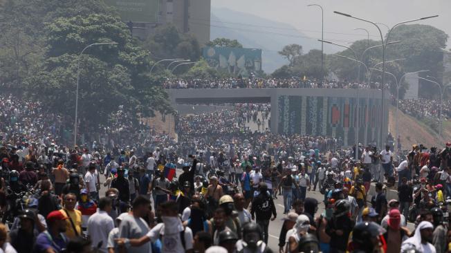 Fotografía de archivo fechada el 30 de abril de 2019 donde se observa a cientos de personas durante el conato de levantamiento opositor contra el Gobierno nacional.