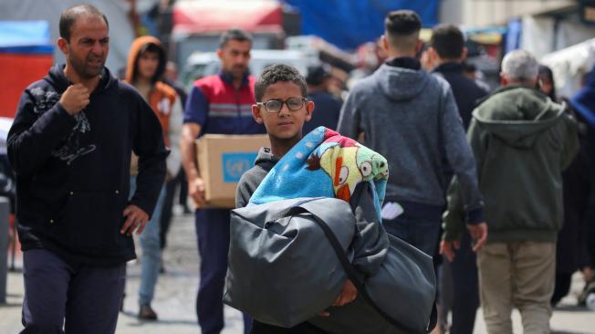 Palestinos desplazados huyen de Rafah.