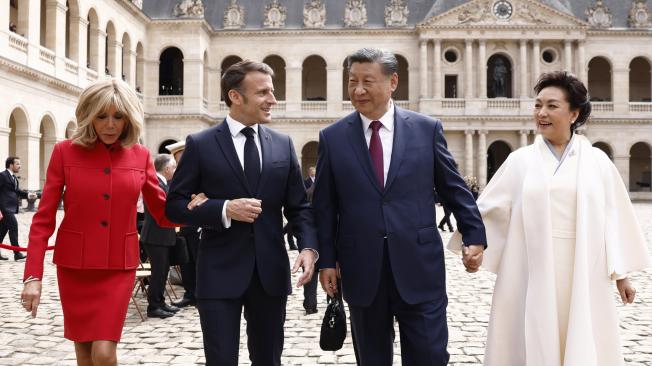 la primera Dama francesa Brigitte Macron, el Presidente francés Emmanuel Macron, el Presidente chino Xi Jinping y su esposa Peng Liyuan caminan juntos al final de la ceremonia oficial de bienvenida en el Hotel National des Inválidos en París, Francia, 06 de mayo de 2024.