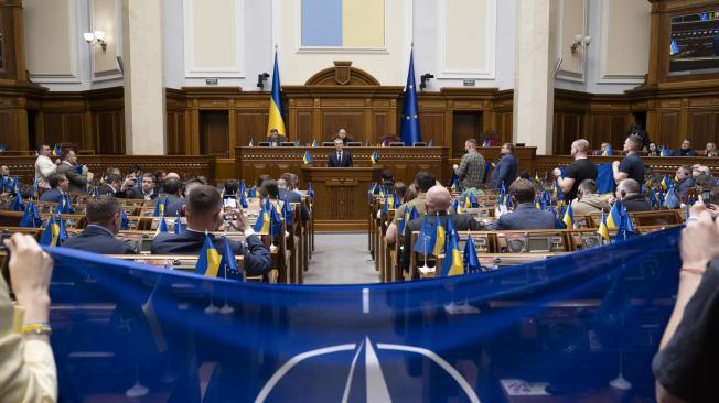 El Secretario General de la OTAN, Jens Stoltenberg (C), se dirige a los legisladores durante su visita al Parlamento ucraniano en Kiev,
