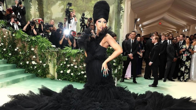 Cardi B dominó la MET Gala 2024 con un modelo Windowsen que pesaba más de 60 kilos.