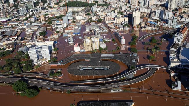 Vista aérea de la inundada terminal de autobuses de Porto Alegre.