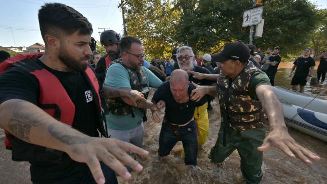 Las fuerzas de seguridad detienen a un hombre que presuntamente estaba robando casas tras las inundaciones.