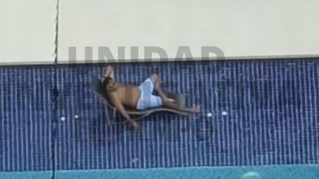 Alias Toño en la piscina de su lujosa finca.