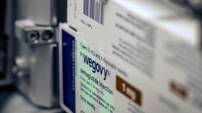 Paquetes de Wegovy avanzan por la línea de producción de Novo Nordisk.