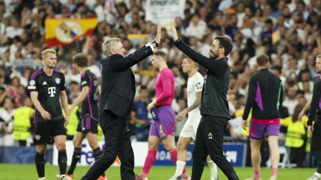 Carlo y Davide Ancelotti celebran el paso del Real Madrid a la final de la Champions.