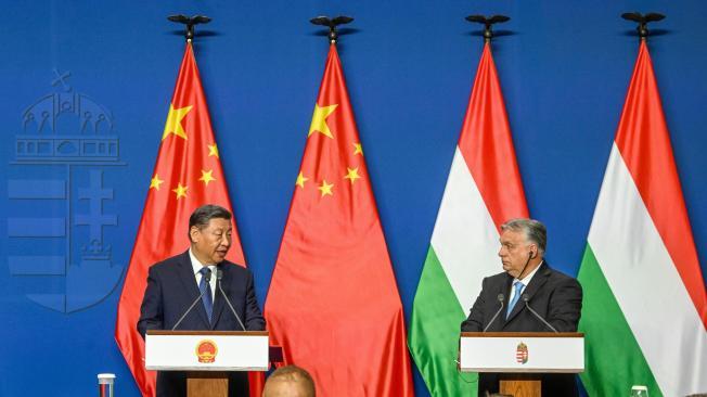 El presidente de China, Xi Jinping, habla durante una conferencia de prensa junto al primer ministro de Hungría, Viktor Orban.