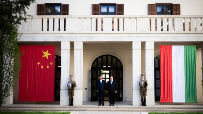 El presidente de China y el primer ministro de Hungría durante la visita oficial a Europa del mandatario Xi Jinping.