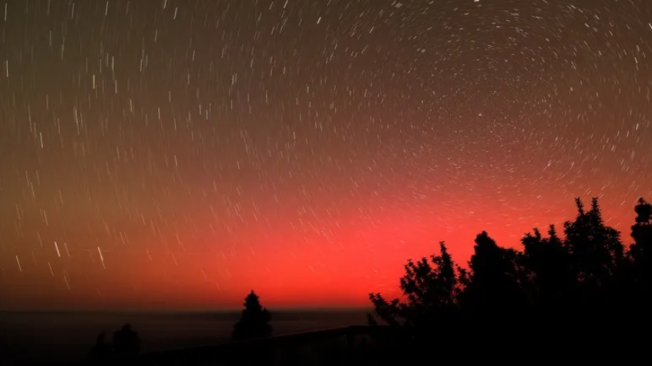 La tormenta solar de este viernes ha dejado insólitas imágenes de Aurora boleares en Canarias.