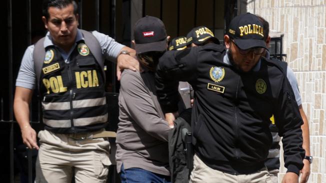 Policías y fiscales capturan a Nicanor Boluarte (C), hermano de la presidenta peruana Dina Boluarte.