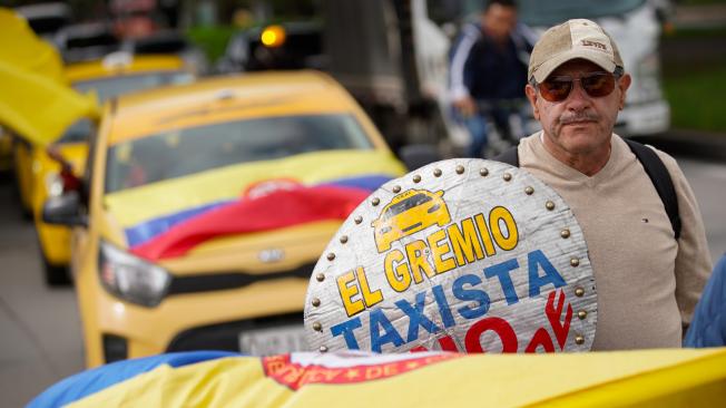 Bogotá. 14 de mayo de 2024. Los conductores de taxi realizan una movilización y plan tortuga en apoyo al Paro de Taxistas, el cual fue convocado para denunciar el acaparamiento por parte de las plataformas de transporte, las cuales operan con vehículos particulares. Foto: Sergio Acero Yate / El Tiempo.