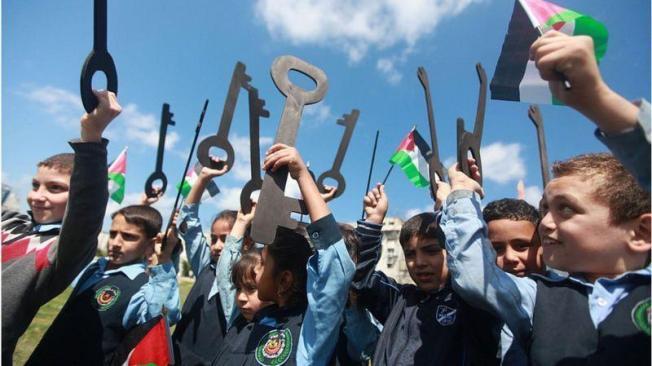 La llave, como estas de cartón que portan escolares, ha permanecido entre los palestinos como una reivindicación del derecho de retorno.