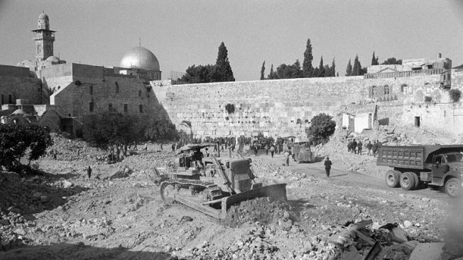 Tras capturar la ciudad vieja de Jerusalén en la guerra de los Seis Días en 1967, las autoridades israelíes demolieron viviendas frente al Muro de las Lamentaciones para crear una plaza.