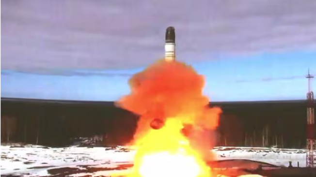 Esta captura tomada de un video del Ministerio de Defensa ruso el 20 de abril de 2022 muestra el lanzamiento del misil balístico intercontinental Sarmat en el campo de pruebas de Plesetsk, Rusia. (AFP).
Esta captura tomada de un video del Ministerio de Defensa ruso el 20 de abril de 2022 muestra el lanzamiento del misil balístico intercontinental Sarmat en el campo de pruebas de Plesetsk, Rusia.