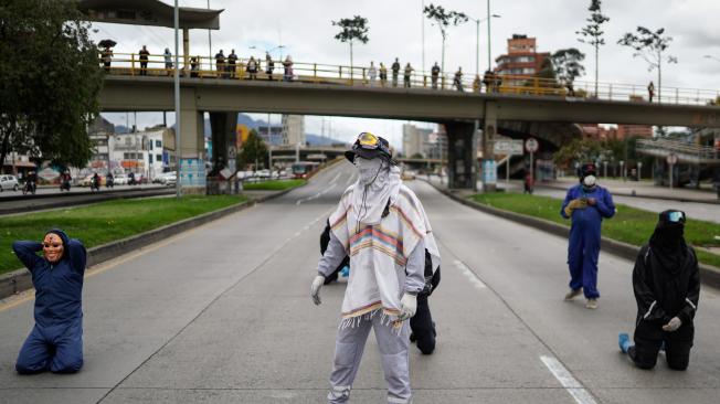 Bogota, 16 de mayo de 2024. Los encapuchados que salen de la Universidad Nacional bloquean los dos carriles de la carrera 30 en medio de un acto de conmemoración de los 40 años de la toma violenta del campus y del asesinato del estudiante Jesús “Chucho” León. Foto: Sergio Acero Yate / El Tiempo.