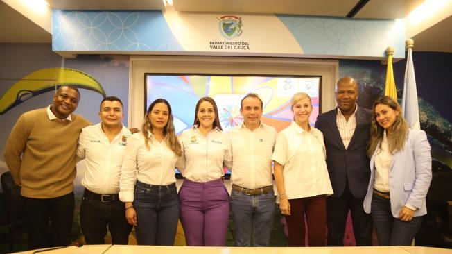 Alcaldes de ocho municipios con la gobernadora del Valle, Dilian Francisca Toro.