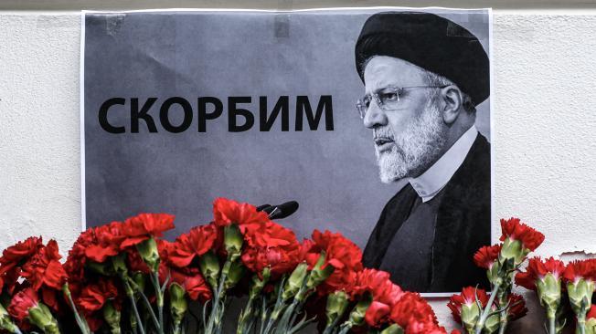 El retrato del difunto presidente iraní Ebrahim Raisi se exhibe entre flores colocadas frente a la embajada iraní, tras la muerte del presidente iraní Raisi y del Ministro de Asuntos Exteriores Amir-Abdollahian, en Moscú, Rusia.