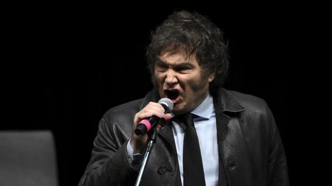 El presidente argentino, Javier Milei, canta durante la presentación de su nuevo libro.
