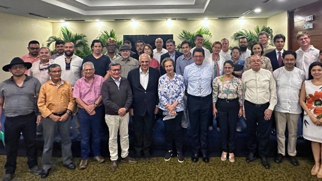 Las delegaciones del Gobierno y del Eln que participaron del séptimo ciclo de diálogos en Caracas, en el que se firmó el acuerdo de participación.