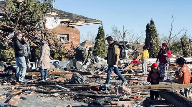 La familia se encuentra entre los siete fallecidos a causa del trágico temporal que provocó tornados en el sur del país.