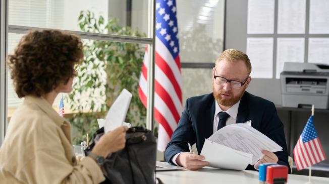 Diversas agencias se encargan de no permitir la entrada a los Estados Unidos bajo ciertas circunstancias.