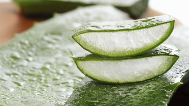 Así se prepara el jugo de aloe vera y limón.