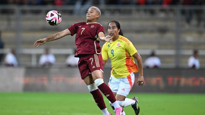 Daniuska Rodríguez, de Venezuela, lucha con Mayra Ramírez.