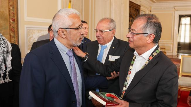 El presidente Gustavo Petro luego de recibir la condecoraciÃ³n El Gran Collar del Estado de Palestina.