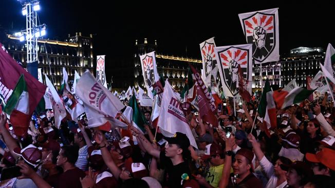 Simpatizantes de Morena celebran el triunfo de Claudia Sheinbaum en MÃ©xico.