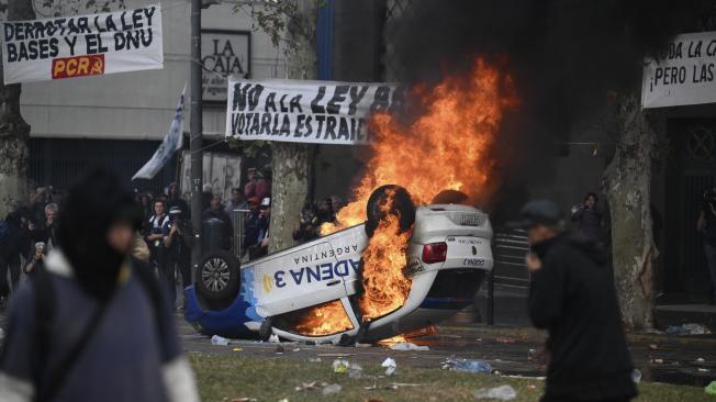 Auto incendiado a las afueras del Congreso de Argentina.