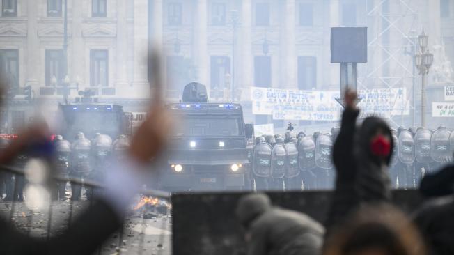 Protestas a las afueras del Congreso en Argentina.