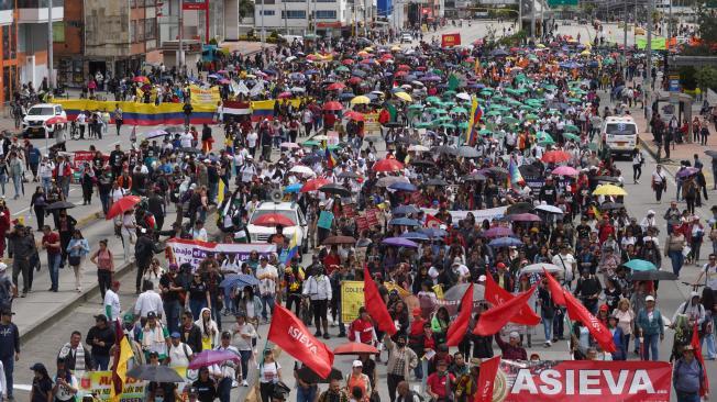 Profesores y miembros de Fecode de todo el país marchan en protesta en contra la ley estatutaria que está en curso en el congreso de la República. Bogotá 17 de junio del 2024 FOTO MAURICIO MORENO CEET EL TIEMPO @mauriciomorenofoto