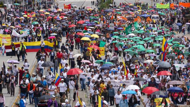 Profesores y miembros de Fecode de todo el país marchan en protesta en contra la ley estatutaria que está en curso en el congreso de la República. Bogotá 17 de junio del 2024 FOTO MAURICIO MORENO CEET EL TIEMPO @mauriciomorenofoto