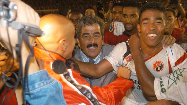 Jorge Luis Pinto celebra el título que ganó con Cúcuta Deportivo en 2006.