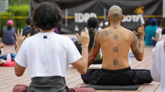 Bogotá 23 de junio 2024.
En el parque de la Biblioteca Virgilio Barco, se llevó a cabo una jornada en familia para celebrar el Día Mundial del Yoga,  organizada por el IDRD, en donde personas de todas las edades participaron de este evento.