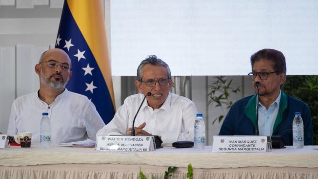 El jefe de delegación Segunda Marquetalia, Walter Mendoza (c), habla junto al comandante de la Segunda Marquetalia, Iván Márquez (d).