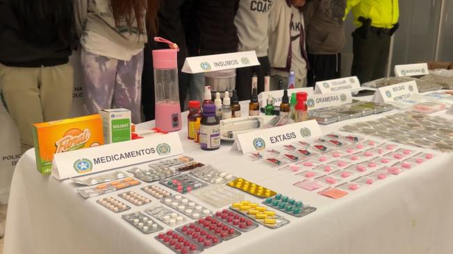 Detenidos junto a los objetos y drogas incautadas.