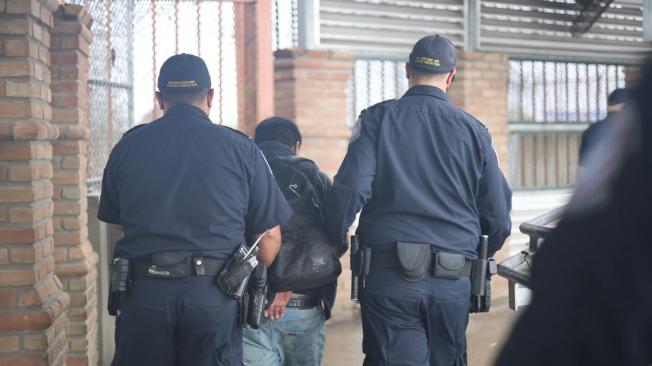 El detenido contaba con una orden de arresto por un delito grave