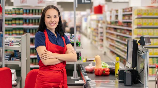 El salario que ofrece este supermercado a sus cajeros es uno de los más competitivos.