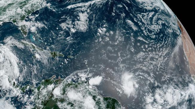 Fotografía satelital cedida por La Oficina Nacional de Administración Oceánica y Atmosférica (NOAA) a través del Centro Nacional de Huracanes