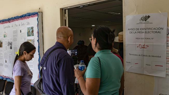 Ciudadanos llegan a votar en el simulacro electoral este domingo, en Caracas (Venezuela).